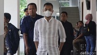 Mulanya, jaksa penuntut umum (JPU) bertanya soal keterkaitan Sirajudin dengan terdakwa. Ia menyatakan mengenal salah satu terdakwa, yakni Arif Yahya.