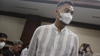 Dia mengaku lupa terkait tujuan dari pentransferan uang itu. Sirajudin kemudian ditanya kembali kapan bertemu dengan Arif Yahya untuk kedua kalinya.  