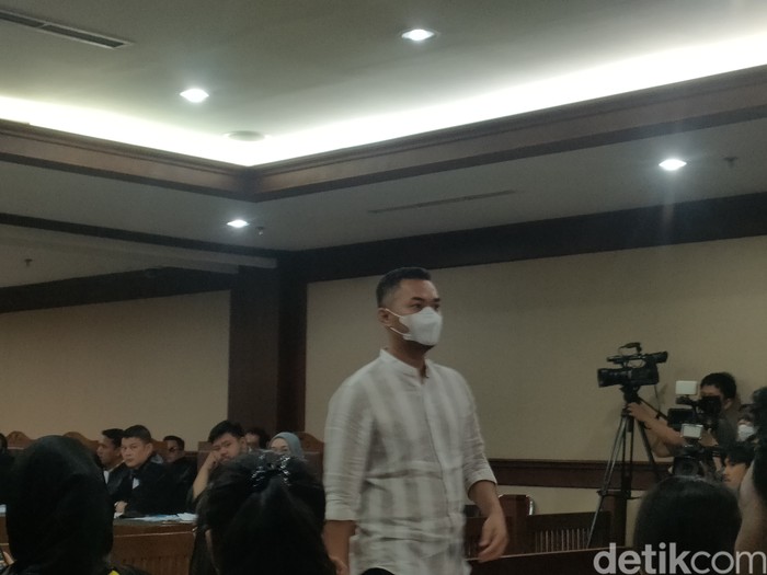 Suami Zaskia Gotik Sirajudin Machmud hadir sebagai saksi dalam persidangan dugaan korupsi pembangunan Gereja Kingmi Mile 32. (Dwi Rahmawati/detikcom)