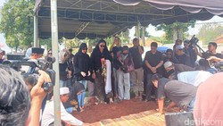 Tamara Tyasmara Cium Tangan dan Peluk Angger Dimas di Pemakaman Ibunda