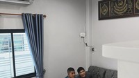 Jirayut bersama kakak di rumah pribadinya yang berada di Thailand.  Foto: Instagram @jirayutdaa4official
