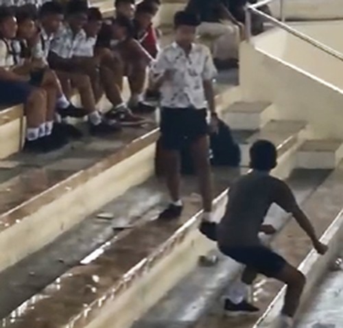 Tangkapan layar pertengkaran dua pelajar di Gor Swecapura Klungkung, Kamis (18/4/2024). (tangkapan layar)