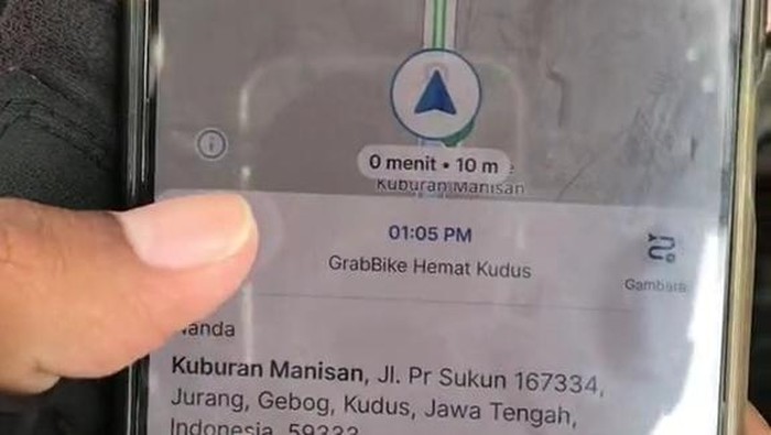 Tangkapan layar tukang ojek online menjemput pasien di lokasi makam manisan Gebog, Kudus.