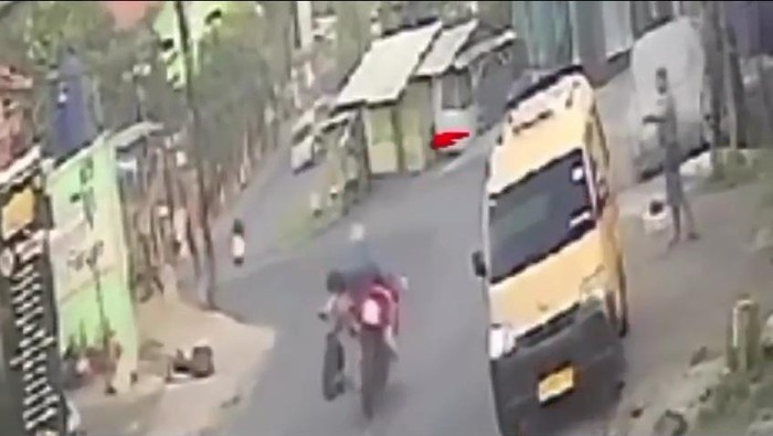 Tangkapan layar video CCTV kasus tabrak lari di Bandung Barat