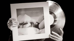 Pada album ini Taylor Swift juga merilis vinyl dengan konsep yang sangat apik. Vinyl itu tampak bening dan berbeda dari vinyl biasanya. Foto: dok. Republic Records/Taylor Swift
