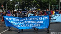 Meski tidak mengenakan seragam yang kompak mereka juga nampak membawa sejumlah spanduk. 