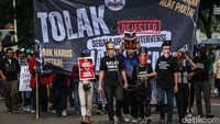 Di tengah-tengah aksi beberapa massa aksi menggelar teatrikal dengan mengenakan topeng Sekjen PDIP Hasto Kristiyanto, Hakim MK Saldi Isra dan Arief Hidayat. 