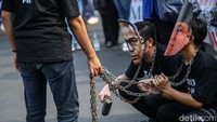 Dalam teatrikal tersebut Hasto dinilai sebagai penghasut dengan memegang rantai kepada dua hakim MK tersebut. 