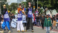 Selain itu massa aksi juga datang dengan mengenakan engrang atau jelangkungan.