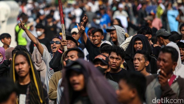 Massa pendukung 02 gelar aksi di Patung Kuda, Jakarta, Kamis, (18/4/2024). Teatrikal 2 hakim MK dirantai mewarnai aksi tersebut.