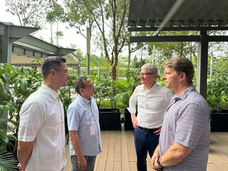 Tim Cook beserta Jajaran tiba di Apple Developer Academy @BINUS