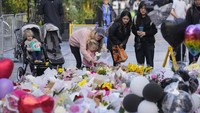 Orang-orang meletakkan bunga untuk para korban serangan pisau hari Sabtu di dekat TKP di Bondi Junction di Sydney, Australia, Kamis (18/4/2024).