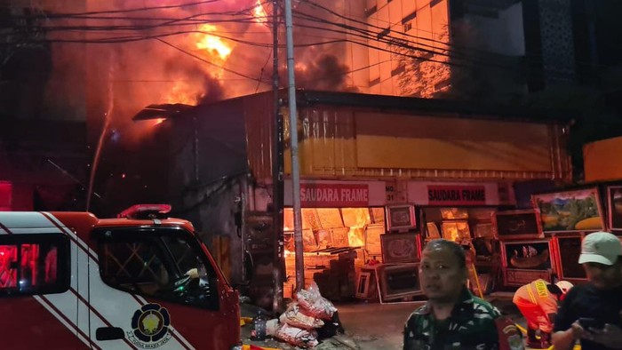 Saksi Dengar Teriakan Tolong dari Lantai Atas Toko Bingkai Terbakar di Jaksel