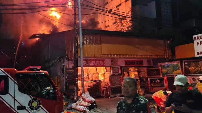 Upaya Heroik: Armada Pemadam Kebakaran Taklukkan Si Jago Merah di Toko Bingkai Mampang