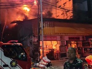 5 Mobil Damkar Padamkan Kebakaran Toko Bingkai di Mampang Jaksel