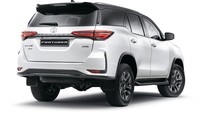 Seperti sistem listrik hybrid Toyota, baterai diisi energi selama pengereman, secara efisien meregenerasi energi pengereman yang mungkin hilang, sekaligus menambah kinerja pengereman tambahan. Setelah diisi, baterai mengirimkan tenaga hingga 12kW dan torsi 65Nm melalui generator motor ke mesin untuk meningkatkan akselerasi, tenaga, dan efisiensi. Foto: Dok. Toyota Afrika Selatan