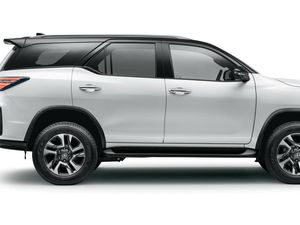 Toyota Fortuner Hybrid Aman buat Terjang Banjir Setinggi 70 Cm