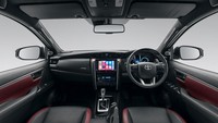 Di lingkungan perkotaan, tenaga tambahan dari sistem hybrid 48V memberikan respons throttle dan akselerasi linier yang lebih baik, terutama dari posisi diam. Sedangkan pengereman regeneratif menciptakan sensasi perlambatan yang lebih efektif dan alami. Foto: Dok. Toyota Afrika Selatan