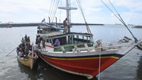 Warga Pulau Sapudi Sumenep, Madura menggunakan kapal motor atau perahu barang di pelabuhan rakyat itu untuk arus balik H+7 Hari Raya Idul Fitri 1445 Hijriah.  
