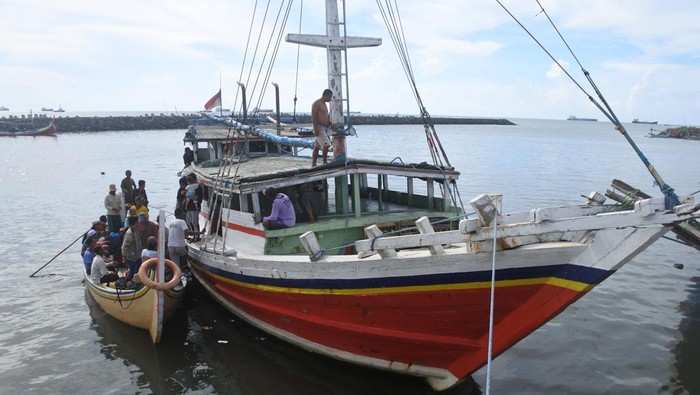 Transportasi warga Pulau Sapudi Sumenep Sejumlah penumpang dari Pulau Sapudi Sumenep turun dari kapal motor di Pelabuhan Kalbut, Situbondo, Jawa Timur, Kamis (18/4/2024). Warga Pulau Sapudi Sumenep, Madura menggunakan kapal motor atau perahu barang di pelabuhan rakyat itu untuk arus balik H+7 Hari Raya Idul Fitri 1445 Hijriah. ANTARA FOTO/Seno/rwa.