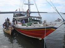 Kapal Motor Jadi Transportasi Warga Pulau Sapudi Sumenep