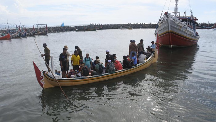 Sejumlah penumpang dari Pulau Sapudi Sumenep turun dari kapal motor di Pelabuhan Kalbut, Situbondo, Jawa Timur, Kamis (18/4/2024). Warga Pulau Sapudi Sumenep, Madura menggunakan kapal motor atau perahu barang di pelabuhan rakyat itu untuk arus balik H+7 Hari Raya Idul Fitri 1445 Hijriah. ANTARA FOTO/Seno/rwa.