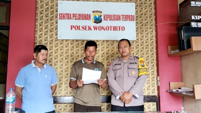 Tulus Rianto (53), warga Dusun Krajan Desa Tambakrejo, Kecamatan Wonotirto Kabupaten Blitar saat memberi klarifikasi video penampakan harimau di JLS.