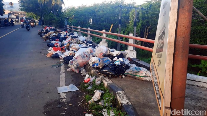 Tumpukan sampah terlihat berjajar berserakan di pinggir Ruas Jalan Raya Bagbagan - Pajampangan, Kab Sukabumi