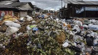Tampak sampah menggunung di Pembuangan Akhir Sementara, Pasar Cikurubuk, tersebut.  