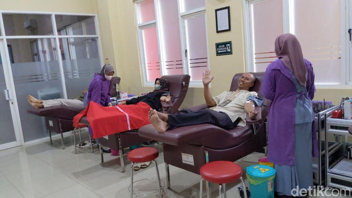 Warga Tulungagung sedang mendonor darah