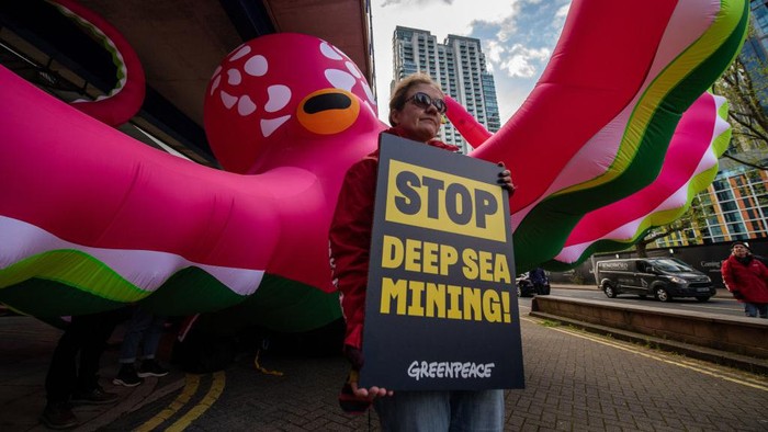 Wow.. Ada Gurita Raksasa di Jalanan London Sebuah gurita raksasa diturunkan ke jalanan kota London. Gurita tersebut menandai aksi protes KTT Penambangan Laut Dalam tahunan ke-12 yang berlangsung di dalam.