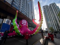 Wow.. Ada Gurita Raksasa di Jalanan London