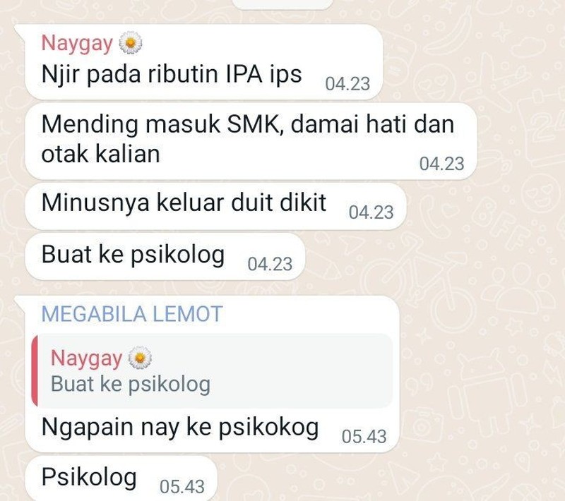 Auto correct kadang suka kasih suggestion yang nggak sesuai dan ending-nya bikin ngakak. Kayak chat di berikut ini.