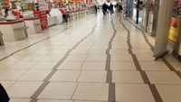Melihat lantai di supermartket ini justru membuat pandangan menjadi pusing. Desainnya seperti patah-patah. Foto: Pool/Site