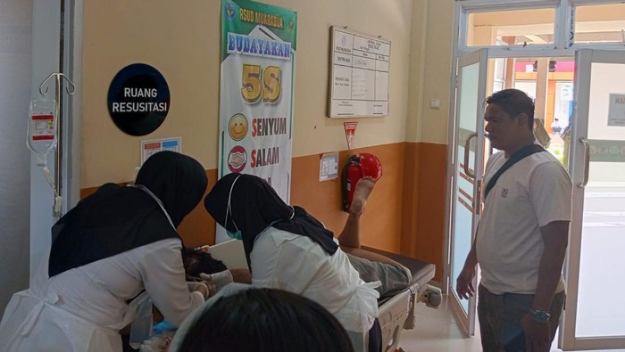 Ade saat diberikan pertolongan medis atas luka bacoknya di RS Muaradua.