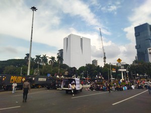 Saling Lempar 2 Kelompok Massa di Patung Kuda Jakpus Mereda saat Adzan Asar