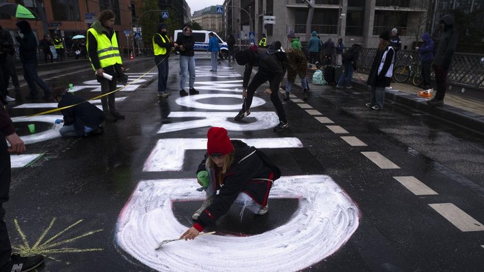 Aksi Lukis Jalanan Protes Serangan Iklim Global Aktivis gerakan Fridays for Future di Berlin, Jerman melakukan protes terhadap serangan iklim global. Mereka membuat tulisan di jalanan.