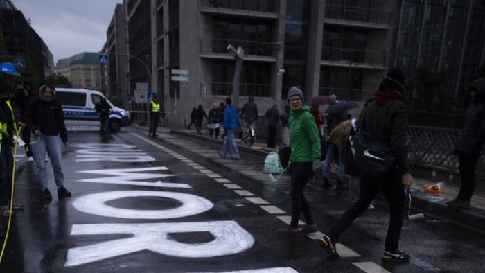 Aksi Lukis Jalanan Protes Serangan Iklim Global Aktivis gerakan Fridays for Future di Berlin, Jerman melakukan protes terhadap serangan iklim global. Mereka membuat tulisan di jalanan.