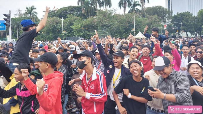 Aksi Pelajar Dukung MK Tetap Menjaga Demokrasi Massa pelajar menggelar demo di Patung Kuda, Jakarta, Jumat (19/4). Mereka meminta MK untuk tetap konsisten menjaga demokrasi.