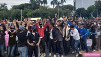 Massa aksi yang didominasi pelajar SMA dan mahasiswa tersebut, meminta MK untuk tetap konsisten menjaga demokrasi tanpa mau diintervensi oleh pihak manapun.
