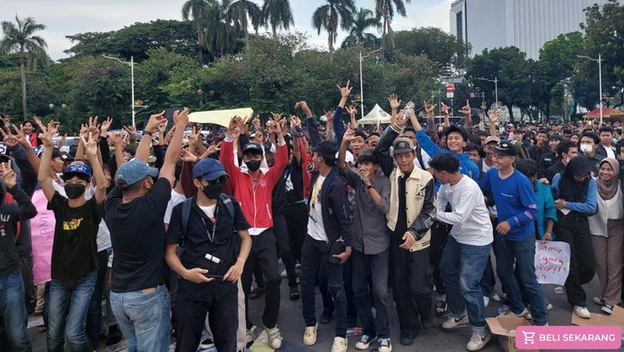 Massa pelajar menggelar demo di Patung Kuda, Jakarta, Jumat (19/4). Mereka meminta MK untuk tetap konsisten menjaga demokrasi.