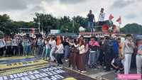 Massa Blok Pelajar Politik Merdeka dan Aliansi Mahasiswa se-Jabodetabek gelar aksi di Patung Kuda, Jakarta.
