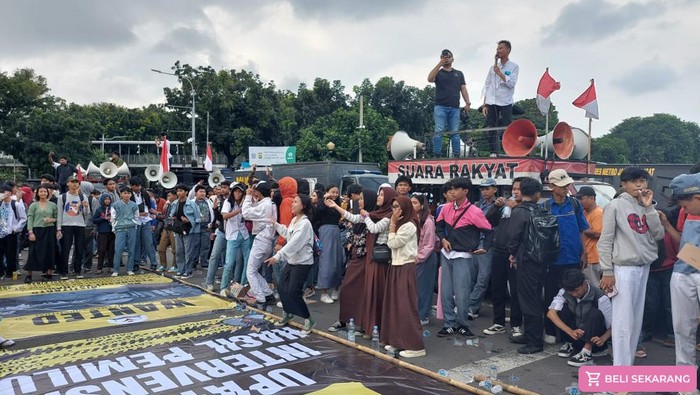 Massa pelajar menggelar demo di Patung Kuda, Jakarta, Jumat (19/4). Mereka meminta MK untuk tetap konsisten menjaga demokrasi.