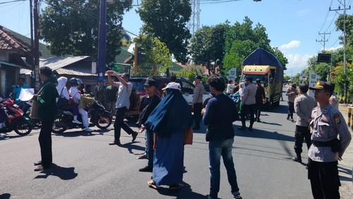 Aksi penutupan jalan di Kabupaten Bima, NTB, saat demo tuntut kenaikan harga jagung, Kamis (18/4/2024). (Dok. Polres Bima Kabupaten)