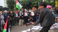 Pembacaan puisi hingga akustikan mewarnai orasi tersebut.