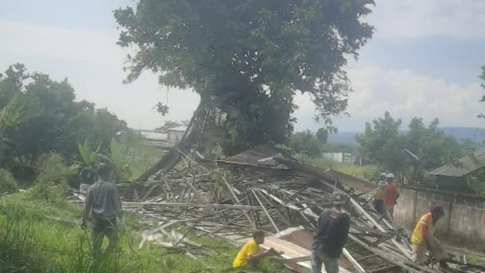 Atap Pabrik di Bogor Rusak Diterpa Puting Beliung hingga Timpa 3 Rumah