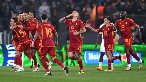 Soccer Football - Europa League - Quarter Final - Second Leg - AS Roma v AC Milan - Stadio Olimpico, Rome, Italy - April 18, 2024 AS Romas Gianluca Mancini celebrates scoring their first goal REUTERS/Daniele Mascolo