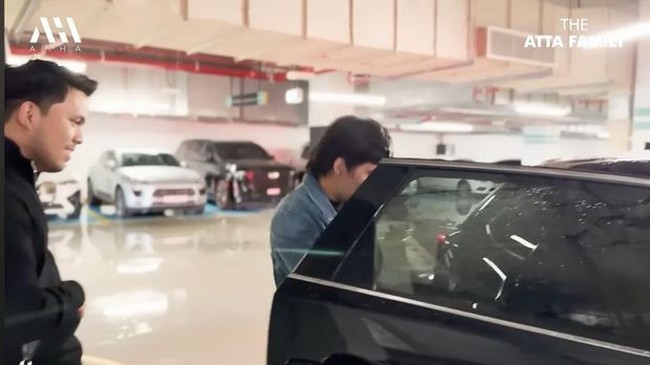 Parkiran di mal tersebut juga sampai tergenang banjir. Berbagai mobil mewah yang ada di parkiran tersebut pun ikut tergenang banjir. Foto: YouTube/AH