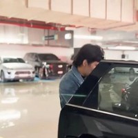 Parkiran di mal tersebut juga sampai tergenang banjir. Berbagai mobil mewah yang ada di parkiran tersebut pun ikut tergenang banjir. Foto: YouTube/AH