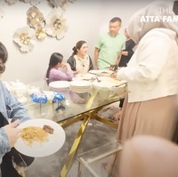 Karena jalan menuju hotel tempat Atta dan Aurel menginap sudah ditutup akibat banjir, Atta bersama keluarganya pun sementara mengungsi ke apartemen tempat keluarga Anang menginap selama di Dubai. Terlihat keluarga Atta dan Anang itu makan bersama sambil menunggu hujan mereda dan banjir mulai surut. Foto: YouTube/AH